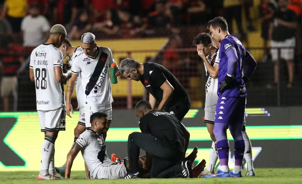 Jair Sofre Graves Lesões no Joelho mas Vasco Renova Contrato