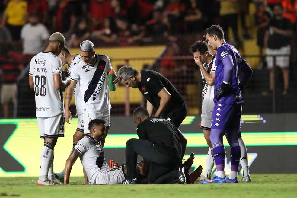 Jair Sofre Graves Lesões no Joelho mas Vasco Renova Contrato