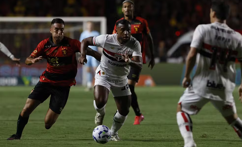 São Paulo recusa propostas de Botafogo e Fortaleza por empréstimo de Luan. Volante permanece no clube paulista para temporada.