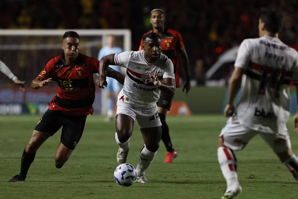 São Paulo recusa propostas de Botafogo e Fortaleza por empréstimo de Luan. Volante permanece no clube paulista para temporada.